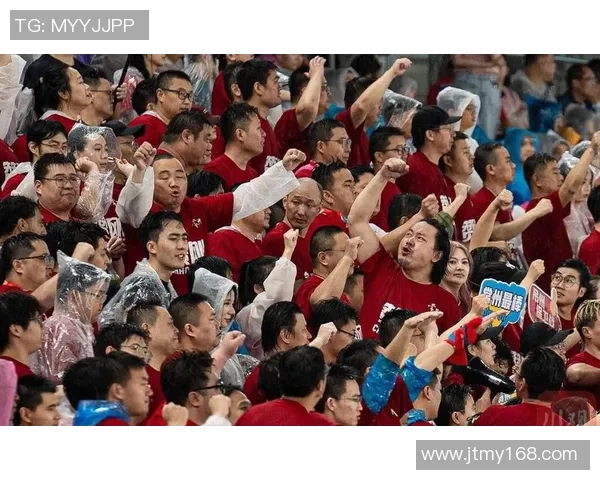 足球巨星亲临现场观战引爆全场球迷热情氛围瞬间达到高潮