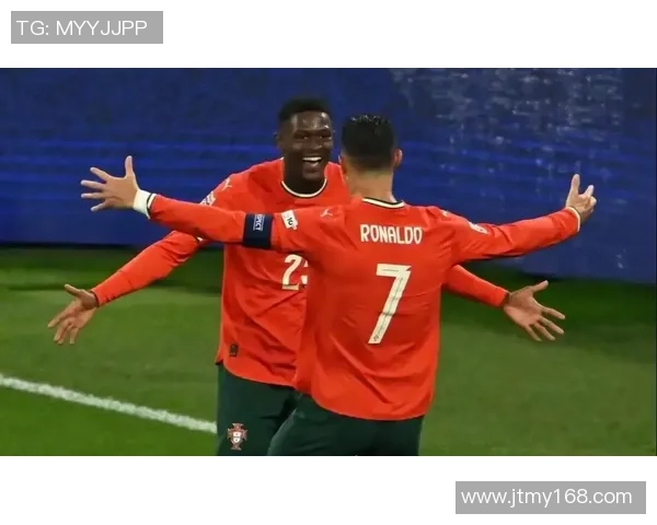 足球巨星集结一堂精彩瞬间 回顾传奇球员的荣耀合影时刻